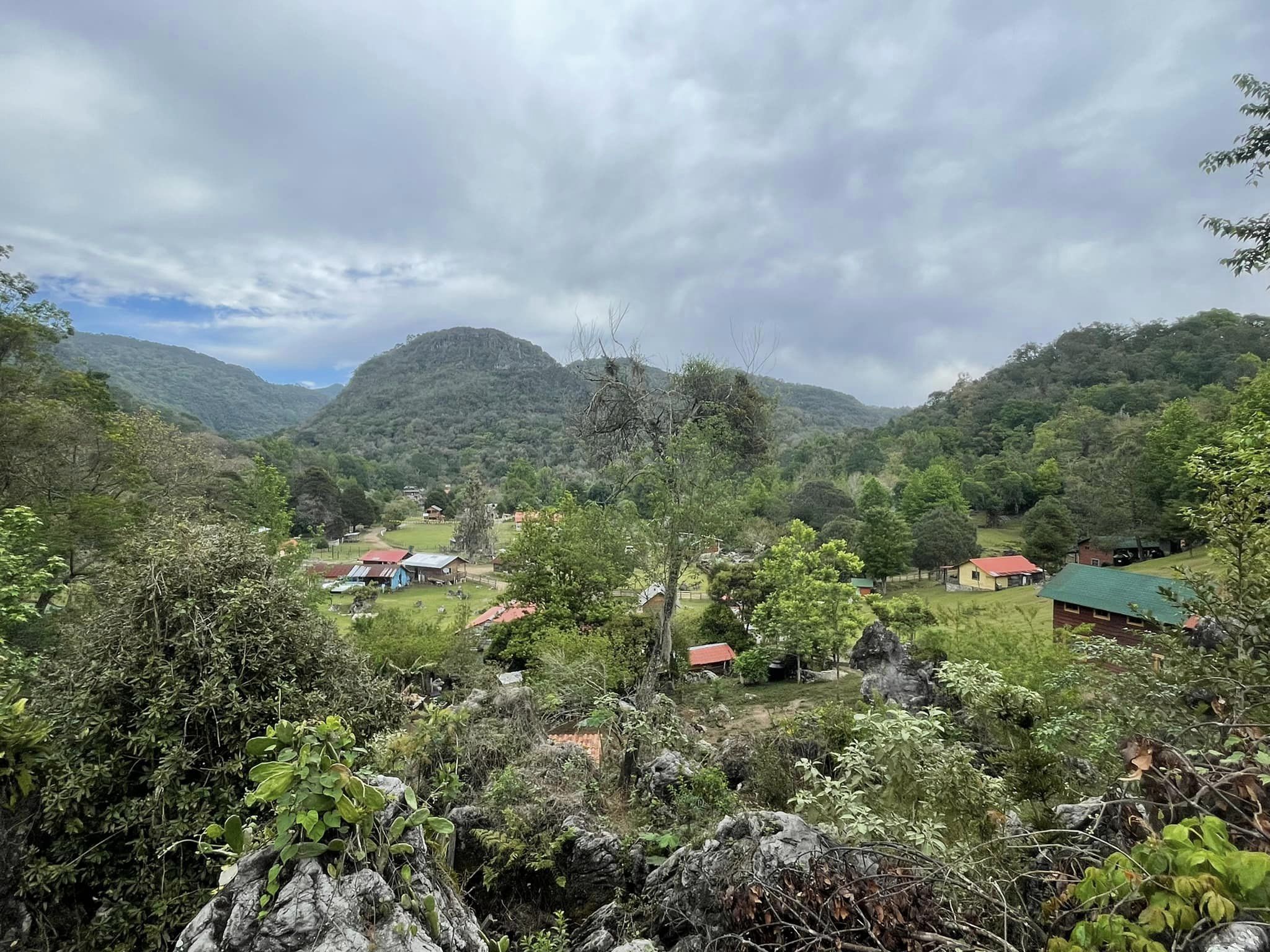 Vista panorámica del valle, las cabañas y la sierra en la Reserva de la Biosfera El Cielo, Tamaulipas